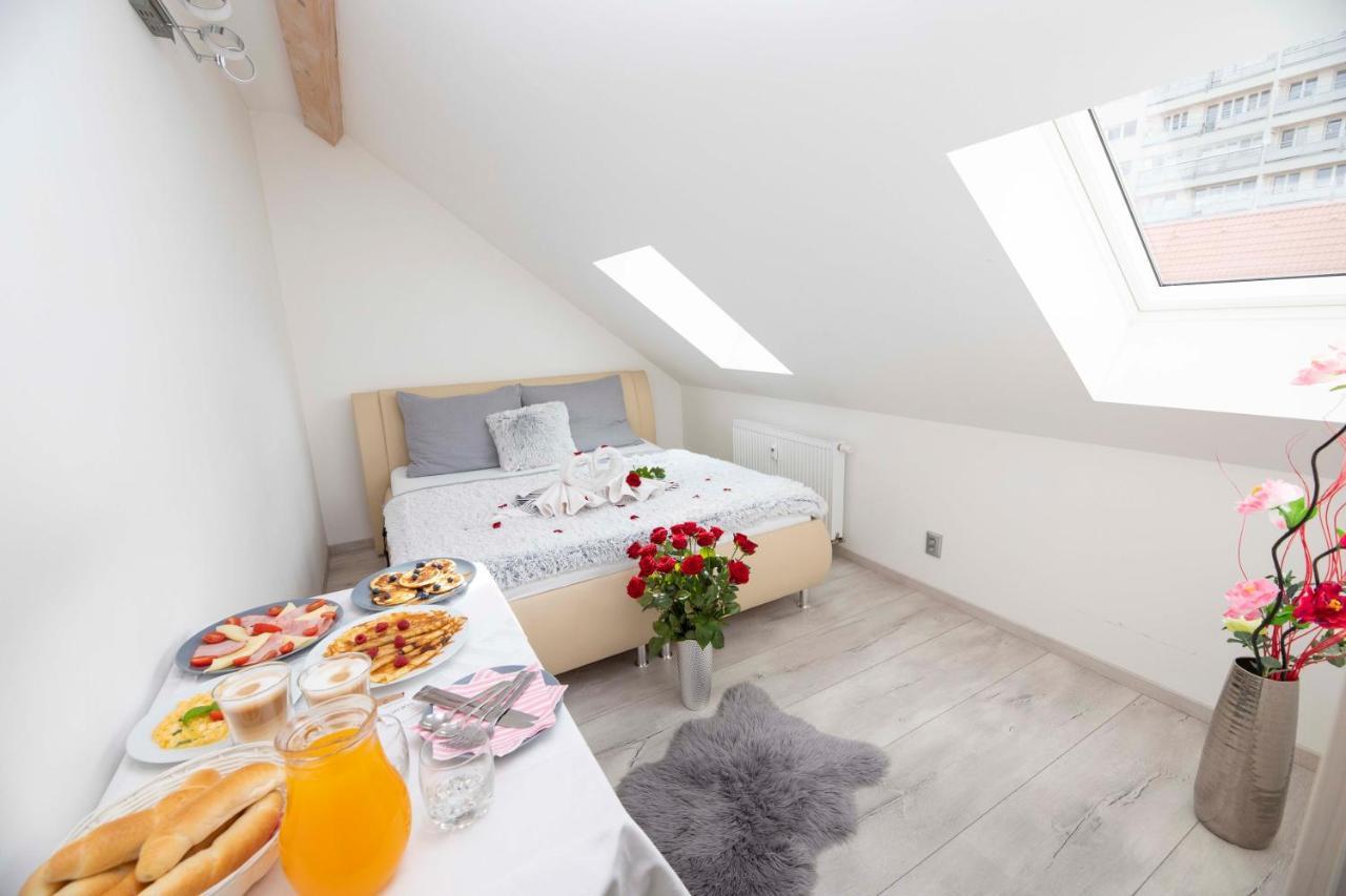 Vip Suite Hotel Heinz Dobris Exterior foto